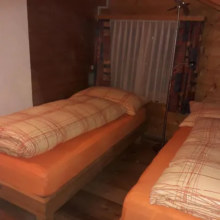 לינה וארוחת בוקר Beat & Ursula's Jenaz