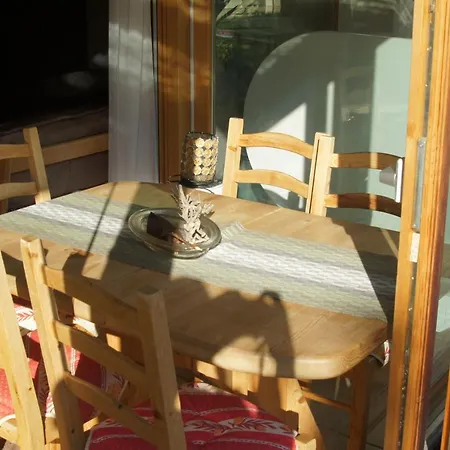 לינה וארוחת בוקר Beat & Ursula's Jenaz