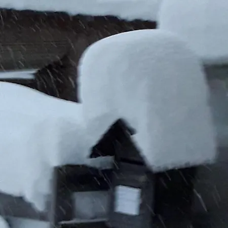 Beat & Ursula's לינה וארוחת בוקר Jenaz