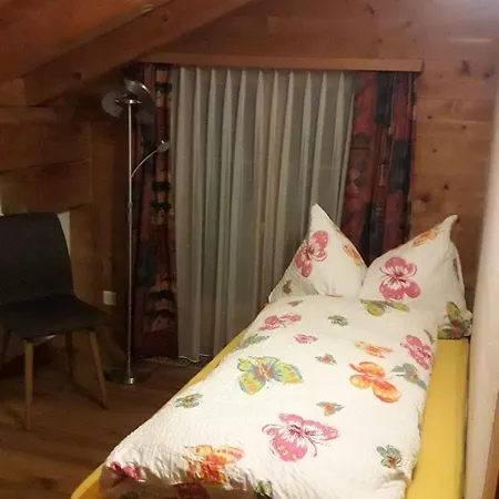 לינה וארוחת בוקר Beat & Ursula's Jenaz