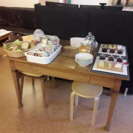 לינה וארוחת בוקר Beat & Ursula's Jenaz